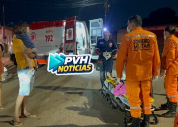 URGENTE: Casal com criança de colo sofrem acidente de moto na zona leste