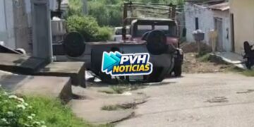 URGENTE: Fiat Uno capota durante manobra no Costa e Silva