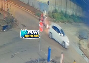 VÍDEO: Casal sofre grave acidente de moto na zona leste