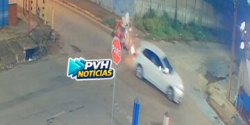 VÍDEO: Casal sofre grave acidente de moto na zona leste