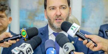 A distância dos centros urbanos e a dificuldade de acesso à internet em algumas regiões rurais estão entre os desafios enfrentados pelas forças de segurança pública durante o atendimento de ocorrências em Rondônia. Em estradas vicinais, ramais e comunidades afastadas, a falta de conectividade pode dificultar a comunicação entre as equipes policiais e os centros de operações, comprometendo o compartilhamento de informações e a agilidade no atendimento à população. Com o objetivo de contribuir para a melhoria desse cenário, a Lei nº 6.351, de 30 de março de 2026, de autoria do deputado estadual Alan Queiroz (PL), estabelece a obrigatoriedade de viabilizar acesso estável e contínuo à internet para as viaturas das forças de segurança que atuam nas zonas rurais e nos distritos do estado. CONTINUA DEPOIS DA PUBLICIDADE A legislação prevê o custeio de serviços de internet via satélite, como Starlink ou tecnologia similar, nas viaturas destinadas ao policiamento rural. A medida busca permitir que os agentes mantenham contato com os Centros de Operações Policiais (CIOP/CIC), mesmo em localidades onde a cobertura convencional de telefonia e internet é limitada. Entre as finalidades previstas estão o envio de boletins de ocorrência e informações relevantes de forma rápida e segura, o acompanhamento da localização das viaturas em tempo real e a melhoria da comunicação entre os agentes durante operações e atendimentos de emergência. Para o deputado Alan Queiroz, ampliar a conectividade das equipes de segurança é uma alternativa para enfrentar as dificuldades impostas pelas grandes distâncias e pelas limitações de infraestrutura em determinadas regiões do estado. “Quem trabalha na segurança pública precisa contar com condições adequadas para atender a população, independentemente da distância dos centros urbanos. A internet via satélite pode facilitar a comunicação entre as equipes, agilizar o compartilhamento de informações e contribuir para um atendimento mais eficiente às comunidades rurais”, destacou o parlamentar. Conectividade também para serviços públicos Além de contemplar as viaturas policiais, a Lei nº 6.351/2026 também autoriza a disponibilização de internet estável e contínua para órgãos públicos estaduais localizados em distritos e comunidades de difícil acesso. A previsão abrange unidades estaduais de saúde, unidades do Sistema Único de Assistência Social (SUAS) sob gestão estadual e outras repartições que prestam serviços essenciais à população. Nesses locais, a conectividade pode contribuir para agilizar atendimentos, facilitar a integração de sistemas e melhorar a comunicação entre os órgãos públicos estaduais e municipais. A legislação estabelece ainda que o Poder Executivo estadual ficará responsável por firmar convênios e parcerias necessários à viabilização financeira e operacional dos serviços, incluindo sua manutenção e funcionamento contínuo. A iniciativa aborda a importância da infraestrutura de comunicação para o funcionamento dos serviços públicos em Rondônia, especialmente nas regiões rurais e comunidades mais distantes. A efetivação das medidas previstas na lei depende das providências administrativas e operacionais do Poder Executivo.