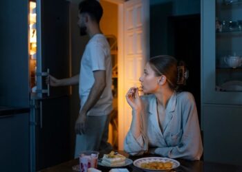 SAÚDE: Comer tarde da noite pode aumentar o risco de doenças hepáticas