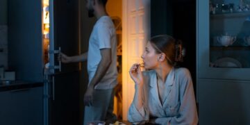 SAÚDE: Comer tarde da noite pode aumentar o risco de doenças hepáticas
