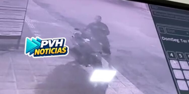 ASSISTA: Ladrão é filmado furtando moto em frente de residência em RO