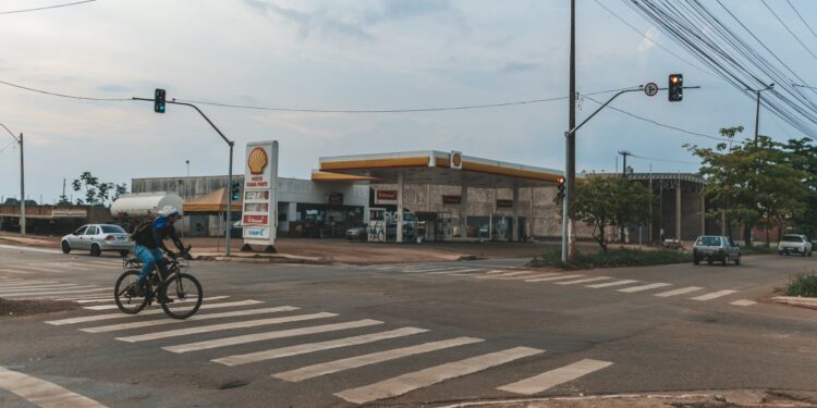 TRÂNSITO: Prefeitura instala semáforo para reduzir acidentes na avenida Mamoré com a rua Capão da Canoa