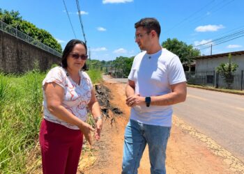 Pedro Geovar cobra melhorias em frente à Escola Padre Zenildo