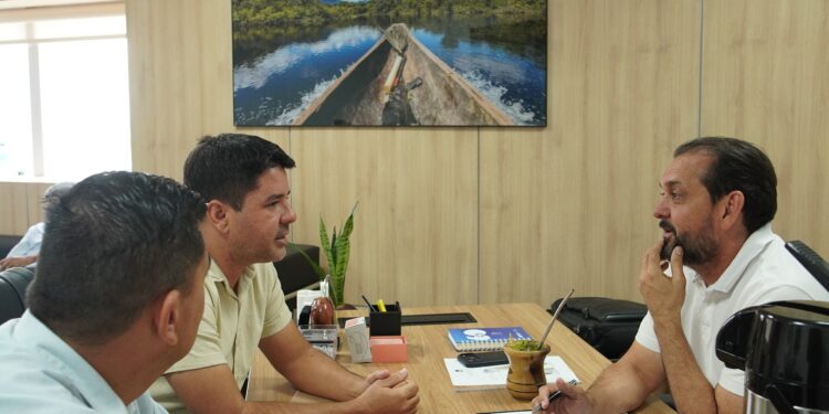 Deputado Laerte Gomes recebe prefeito de Corumbiara