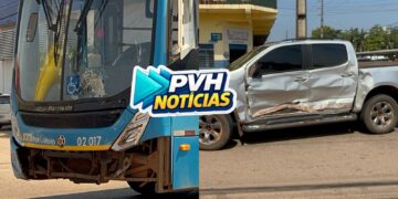 VÍDEO: Ônibus atinge caminhonete em cruzamento na capital